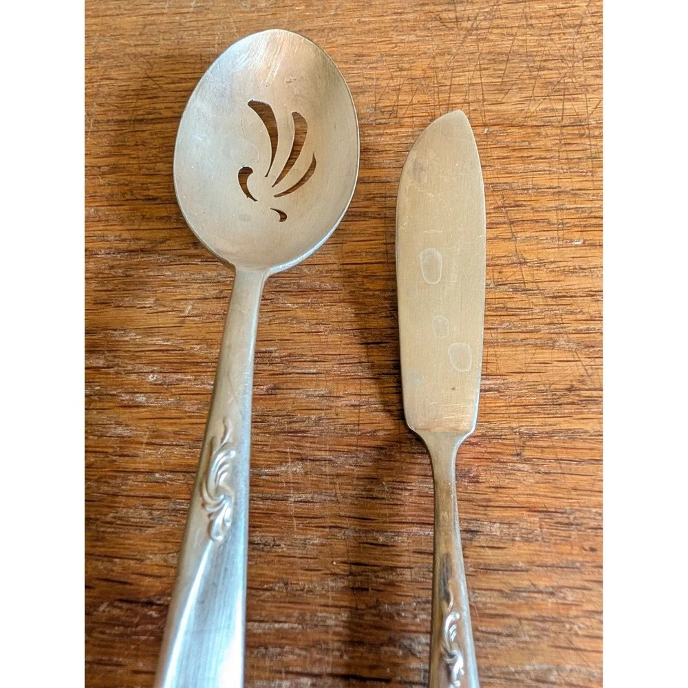 Holmes Edwards Deepsilver Silver Fashion Pierced Spoon and Butter Knife Set 1956